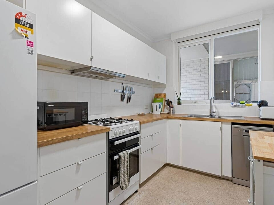 Full kitchen