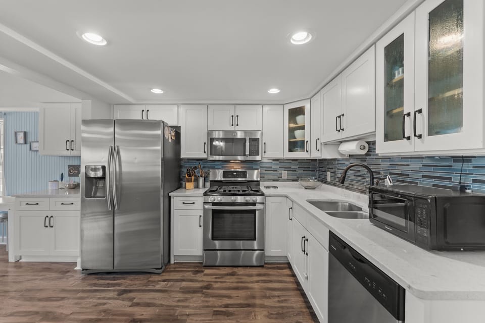 Fully equipped kitchen with coffee bar—drip, pour-over, or Keurig.