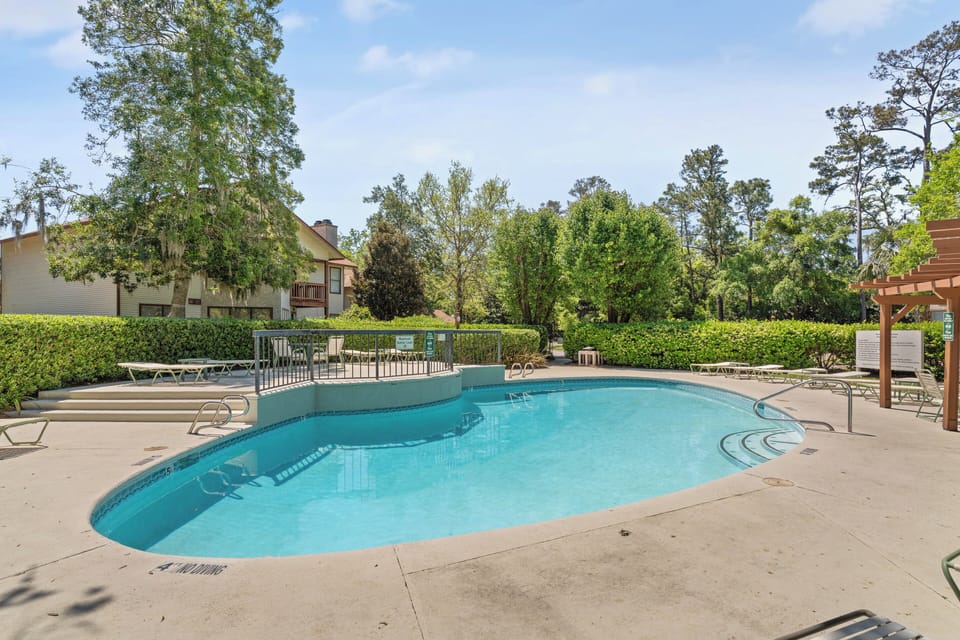 Harbour Point, Unit 618 - Community Pool (open seasonal)