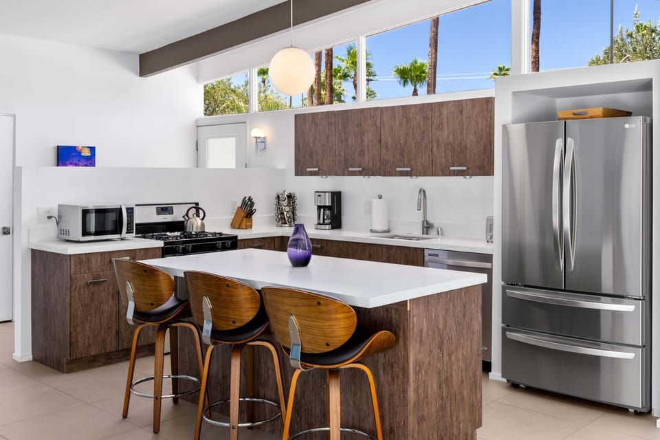 Kitchen island with breakfast bar for 3