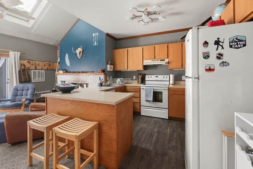 Clean, fully equipped with coffee, tea, drink station (ground/bean).  Under cabinet lighting.  New renovations via ultra quiet dishwasher. Counter seats 2, charging station.  Open concept keeps you engaged with friends and family while cooking.  