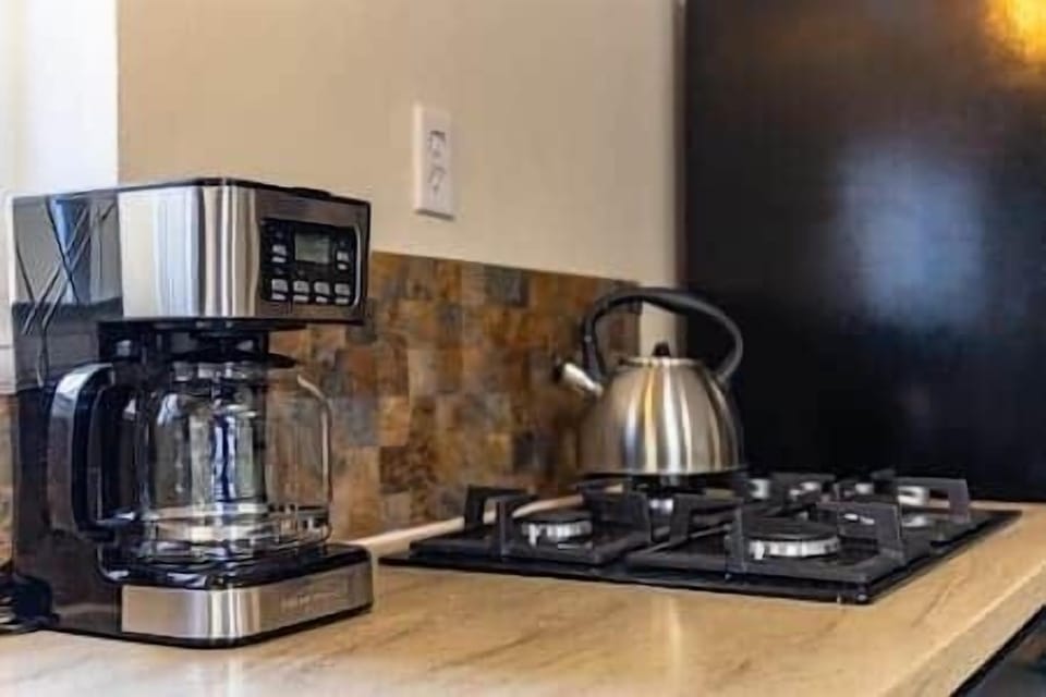 Kitchen with kettle, coffee maker and other accessories for you to make yourself a delicious meal.