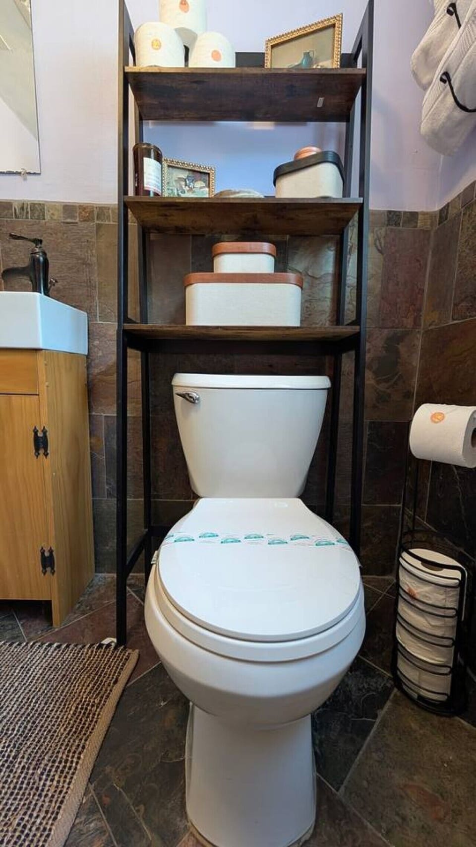 Clean & Comfortable Full Bathroom