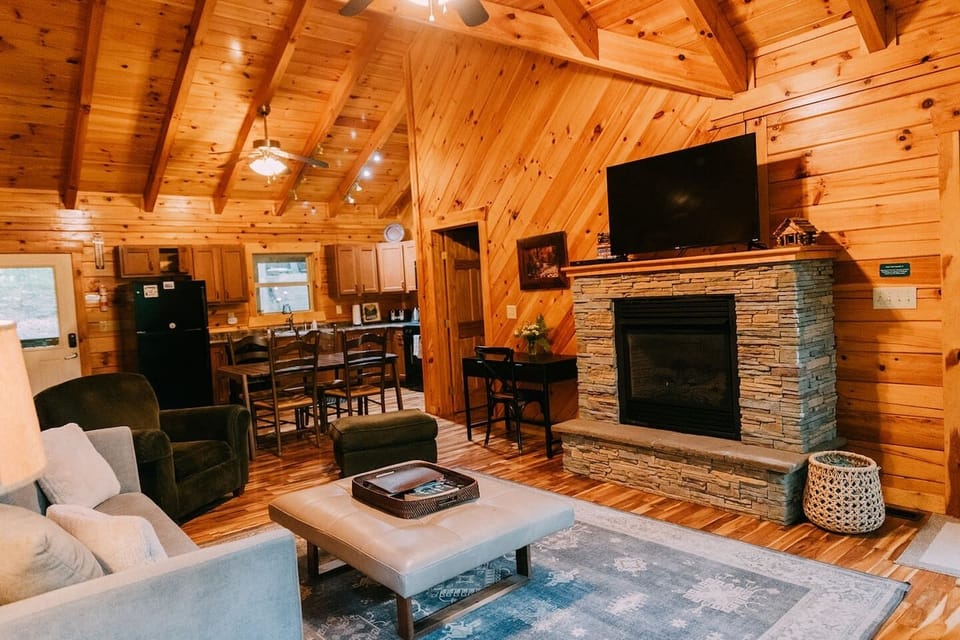 Gorgeous gas fireplace and Roku smart TV for relaxing after a long day in the gorge.