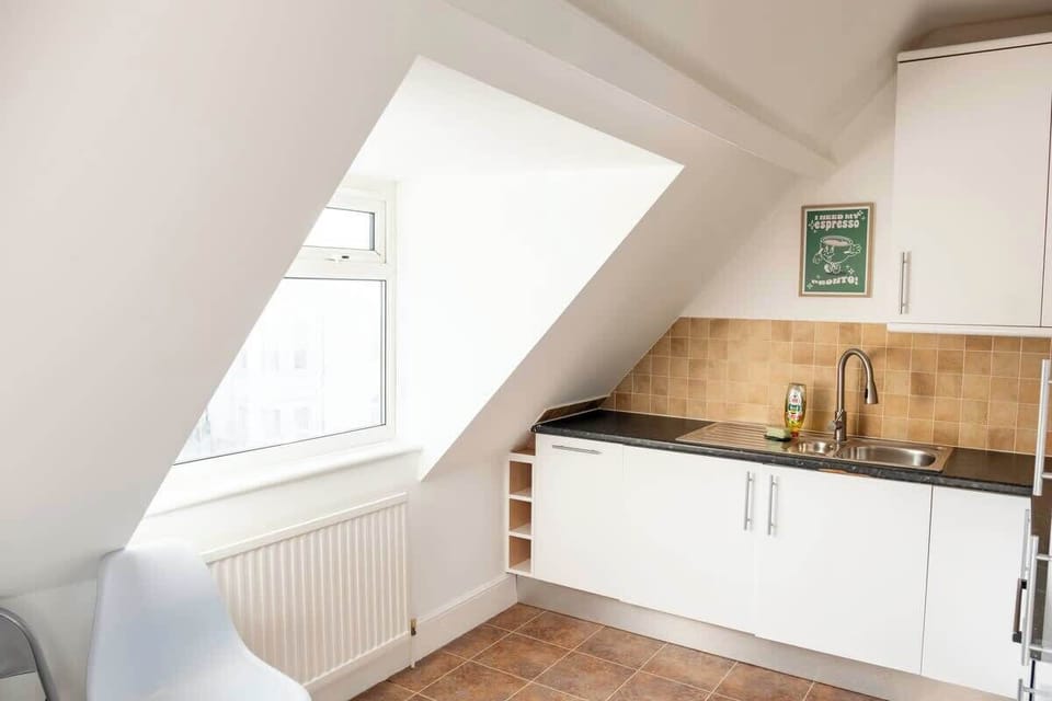 Modern, fully equipped kitchen with oven, hob, microwave, toaster and all essentials — perfect for cooking and longer stays.”