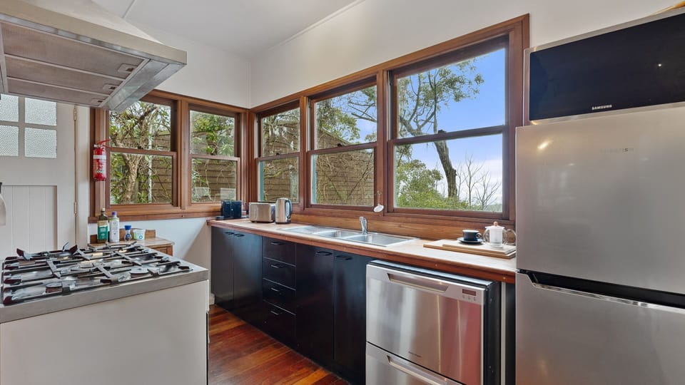 Bright, airy, and inviting – the perfect kitchen retreat.