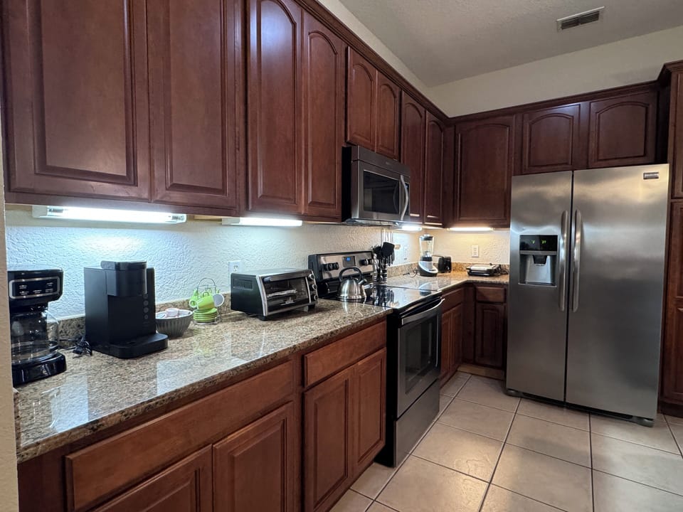 Full kitchen
