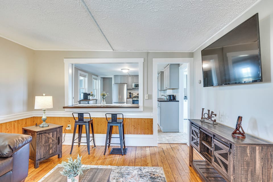 Dining Bar | Dishware/Flatware | 1st Floor