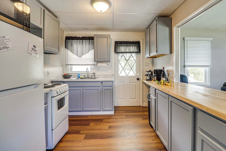 Kitchen | Microwave | Dishware/Flatware Provided