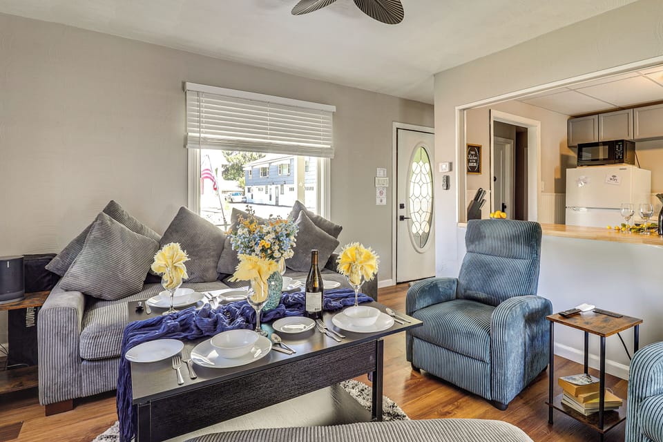 Living Room | Smart TV | Coffee Table w/ Extension Leaves | Main Level