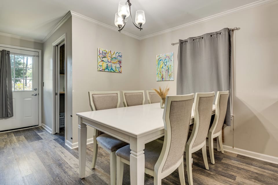 Dining Area | Dishware/Flatware Provided