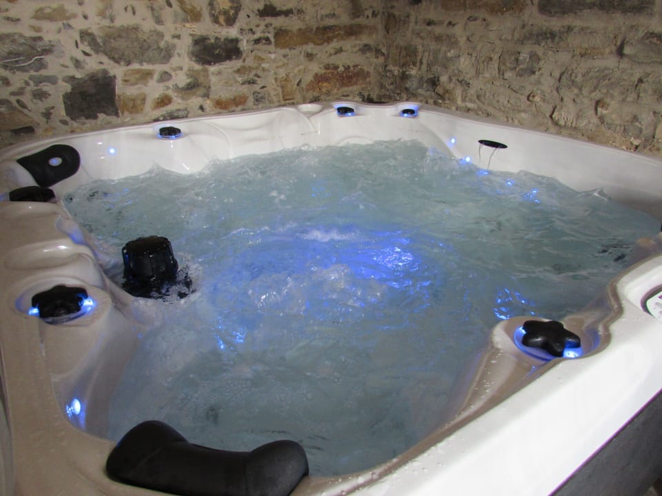 Indoor spa tub