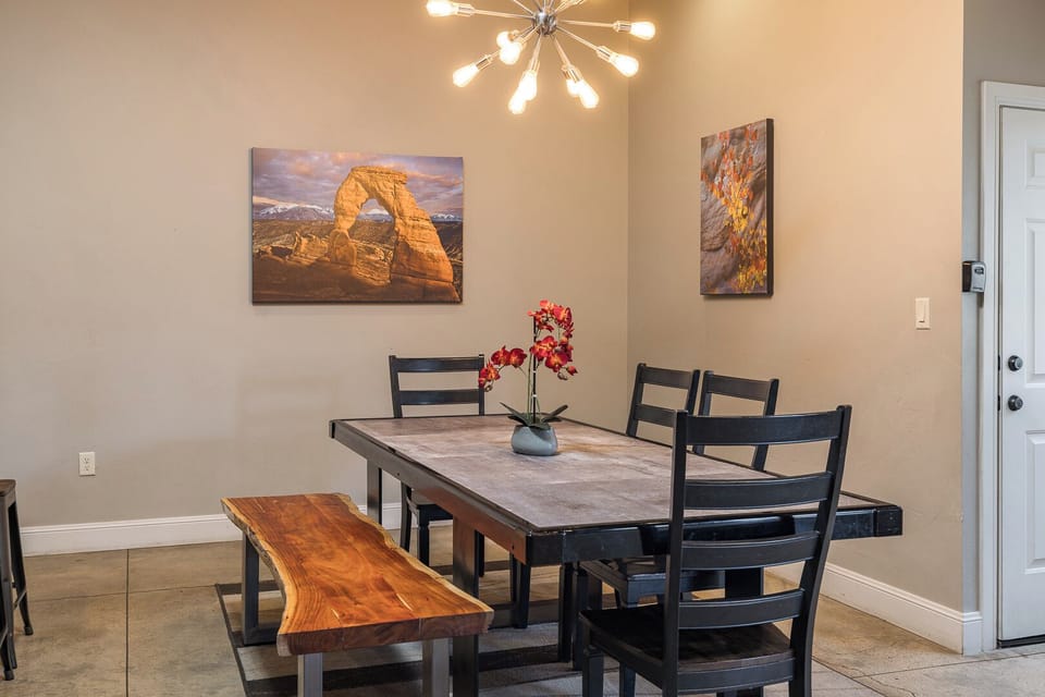 Dining seating for 6 and additional seating at kitchen barstools