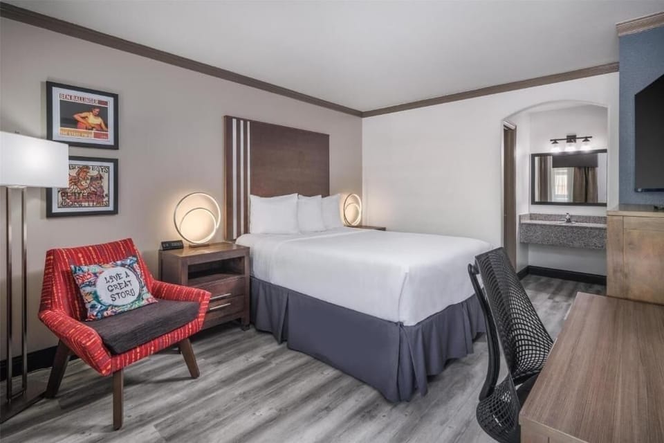 1 Queen Bed Unit