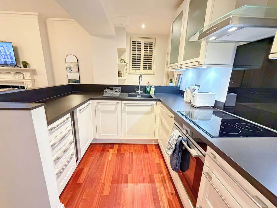 Fully-equipped Kitchen in Marylebone near Oxford Street, Baker Street & Mayfair