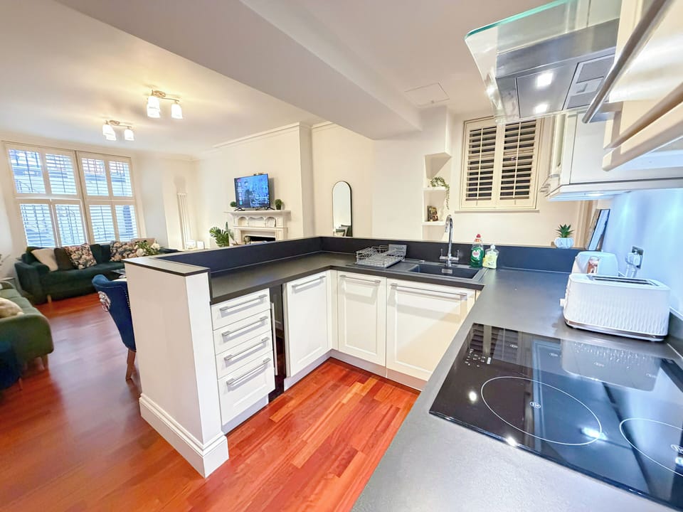 Fully-equipped Kitchen in Marylebone near Oxford Street, Baker Street & Mayfair
