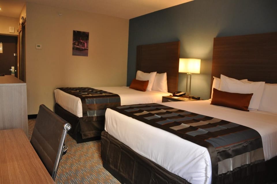 Unit with a 2 Queen beds, mini-fridge and microwave