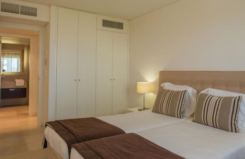 2 Twin beds