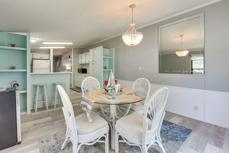 Kitchen | Dining Area | Desk | Free WiFi