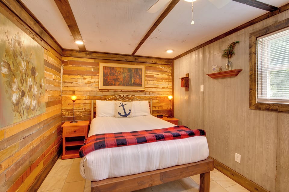 Bedroom 1 | Queen Bed | Linens Provided