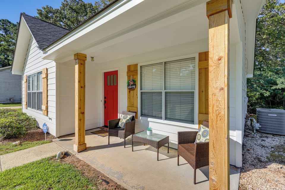 Furnished Porch | Self Check-In | 8 Mi to the RTJ Capitol Hill Golf Course