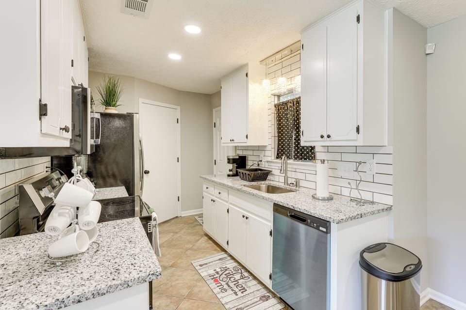 Kitchen | Keurig Coffee Maker | Blender | Toaster | Cooking Basics