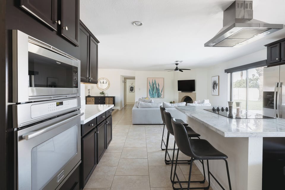 Kitchen w/ Island