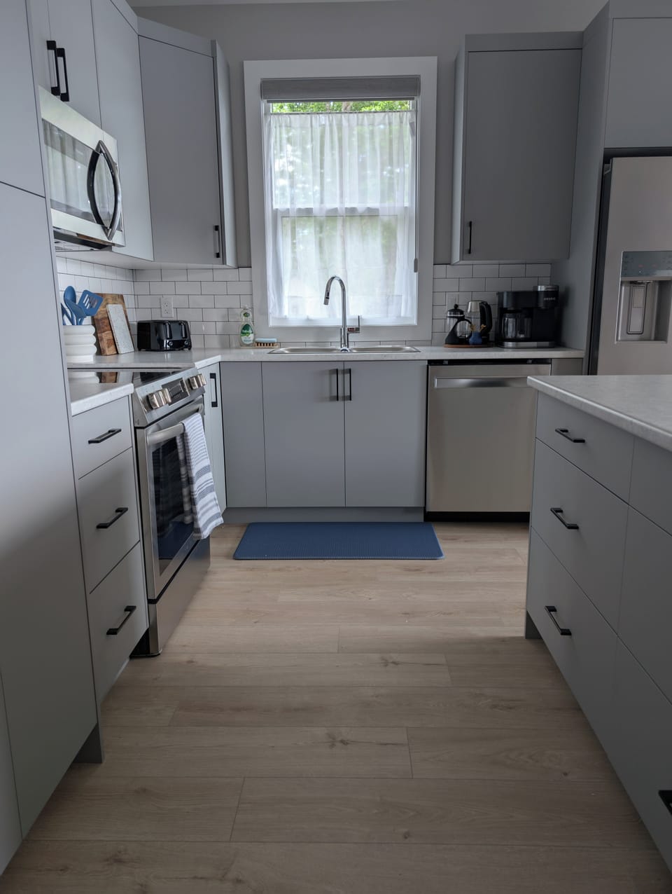 Kitchen - Microwave, Stove, Oven, Dishwasher, Fridge, Sink and Kitchenware