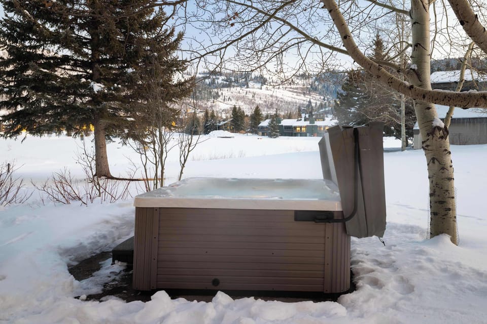 Townhome with private hot tub and easy parking