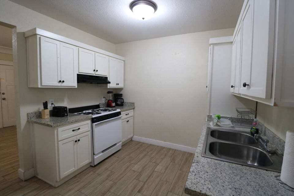 Kitchen/Microwave/Cabinet