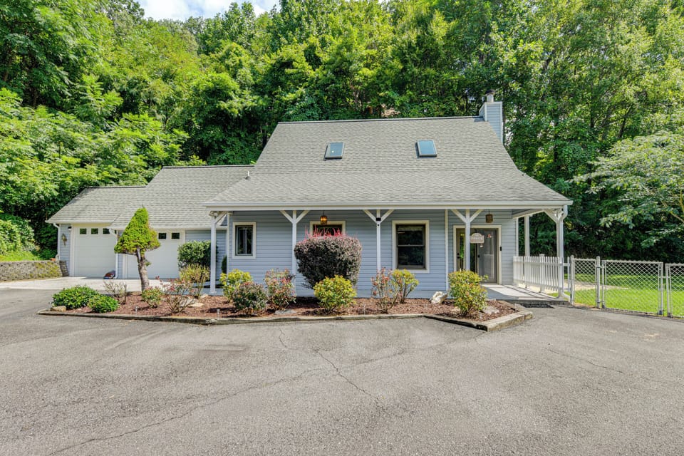 Maggie Valley Vacation Rental | 3BR | 2.5BA | 2,112 Sq Ft | 1 Step to Enter