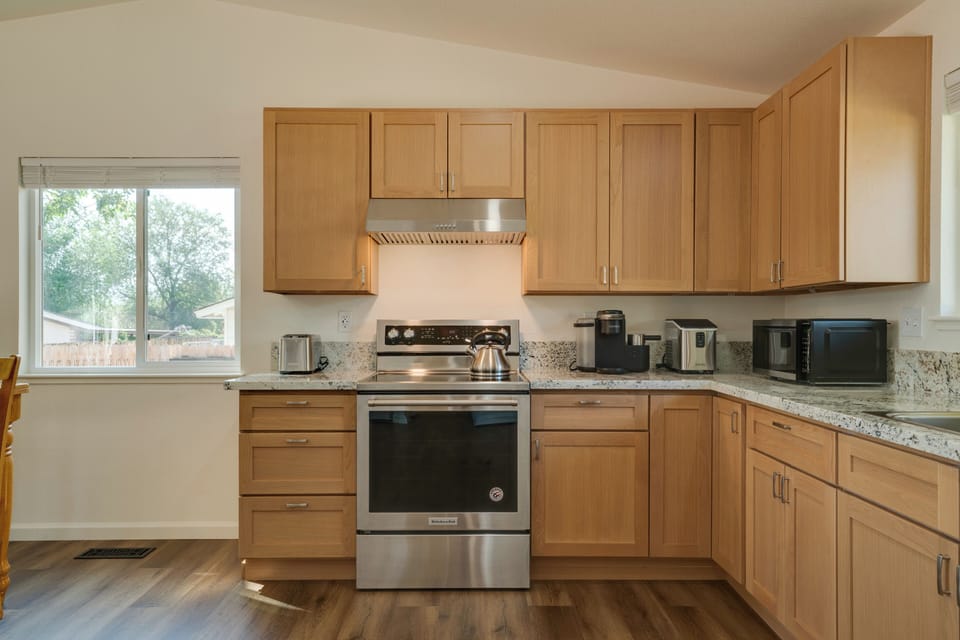 Kitchen | Keurig Coffee Maker | Blender | Toaster | Cooking Basics