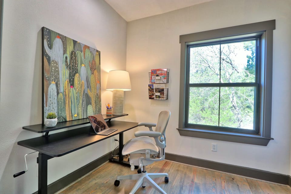 Private office space on the main floor - Shadewind at The Bend