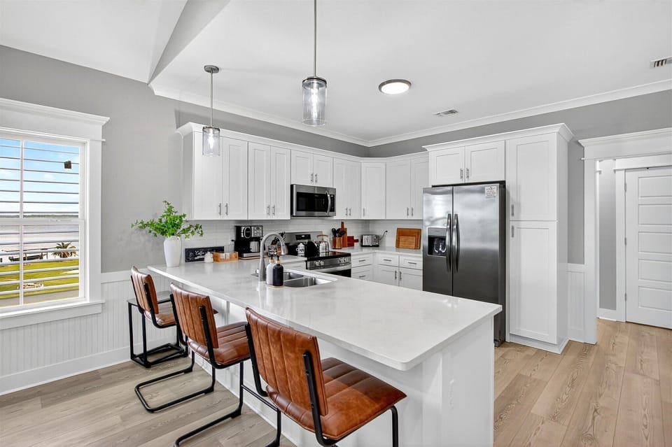 Sleek modern kitchen w/island bar, stainless appliances - fully stocked 