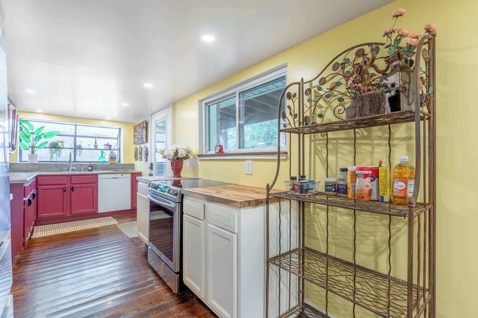 The fully equipped kitchen offers everything you need for quick breakfasts or home-cooked dinners.