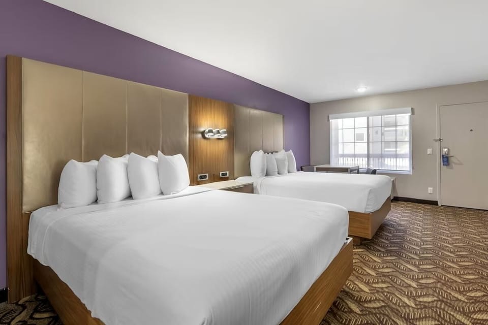 2 Queen size Bed