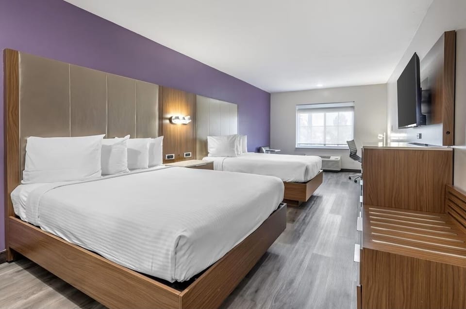 2 Queen size Bed