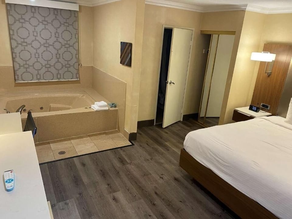King bed with Tub