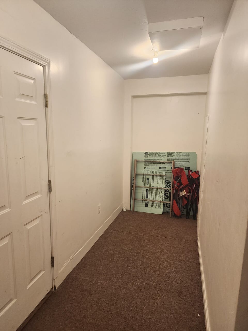 Storage area in the entrance of the apartment 