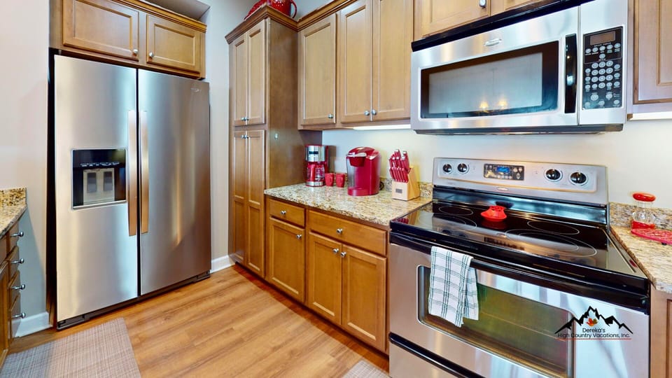 5 Kitchen with Oven, Range & Fridge with Ice Maker