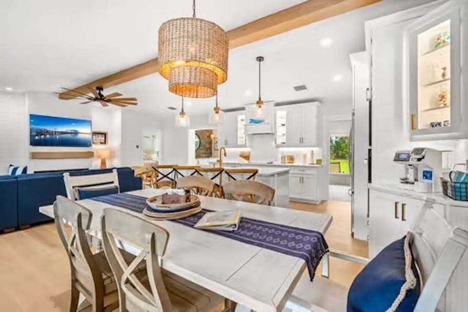 Wonderful dining table for 6, break bread, play a board game/solve a puzzle 