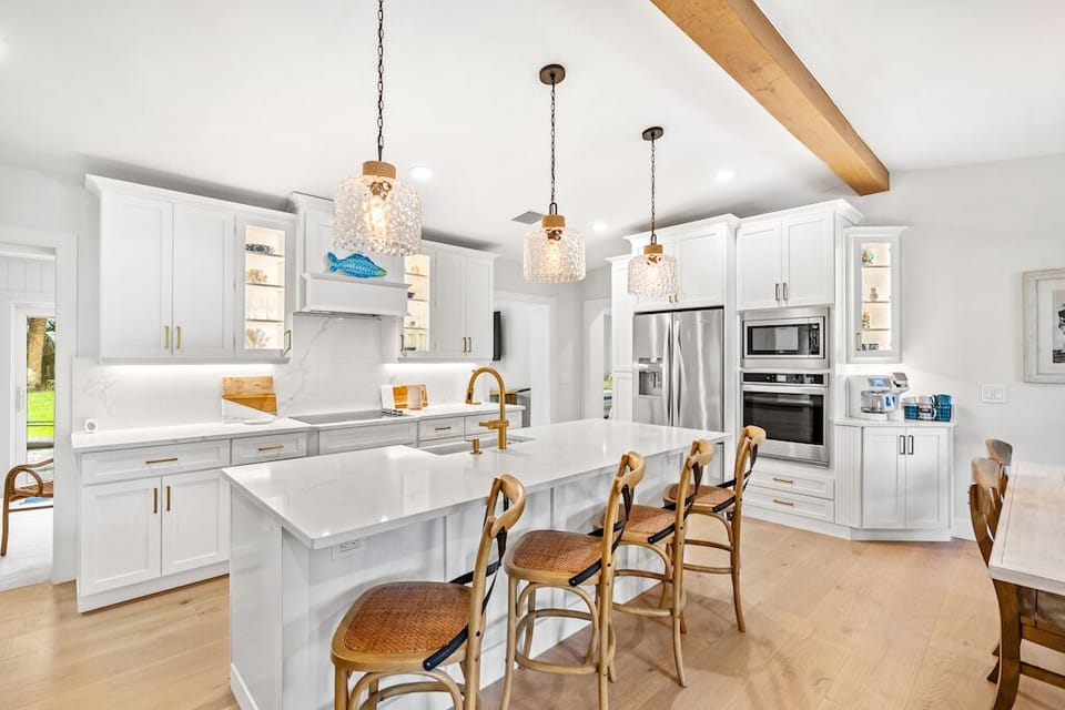 Seating for 4 at this oversized kitchen bar, with vaulted ceiling.