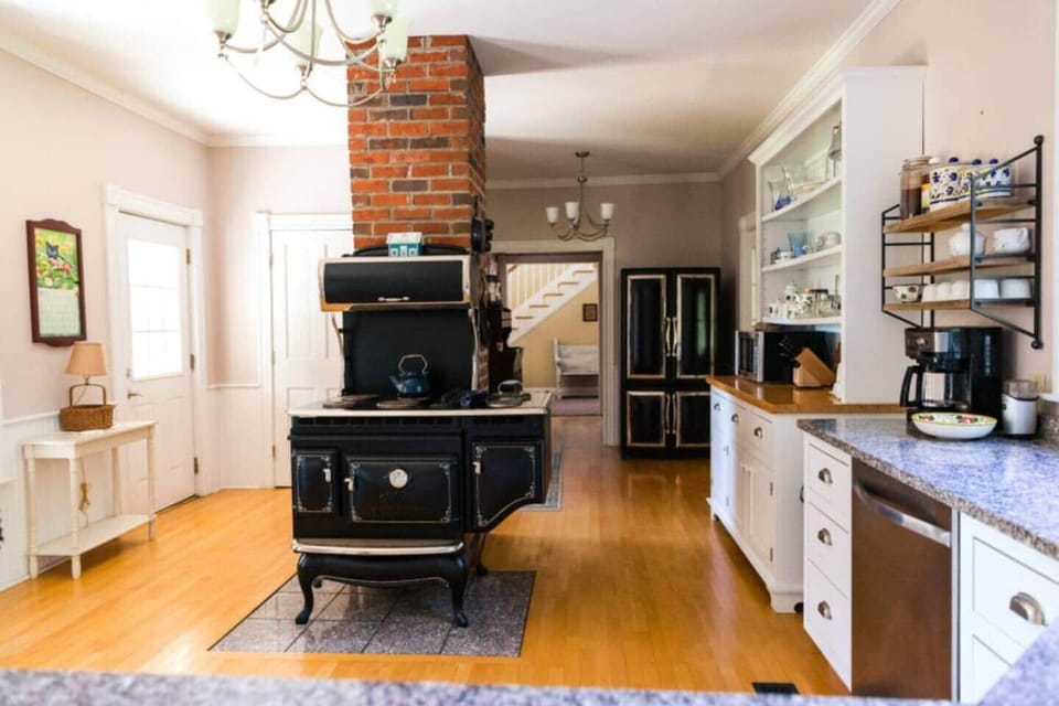 The kitchen range/oven is electric (but it looks old-fashioned!)