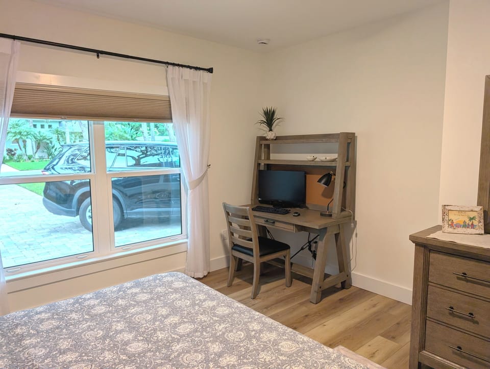 Guest bedroom 2 with desk