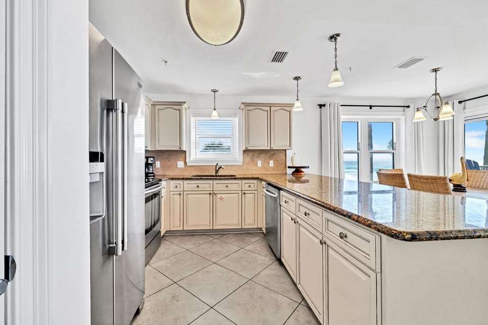 Enjoy preparing home cooked meals in this spacious, fully-stocked kitchen while overlooking the shimmering Gulf of Mexico!