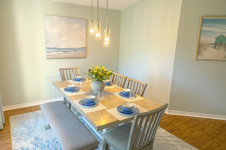 Dining room with space for 6 - Also 4 bar stools!
