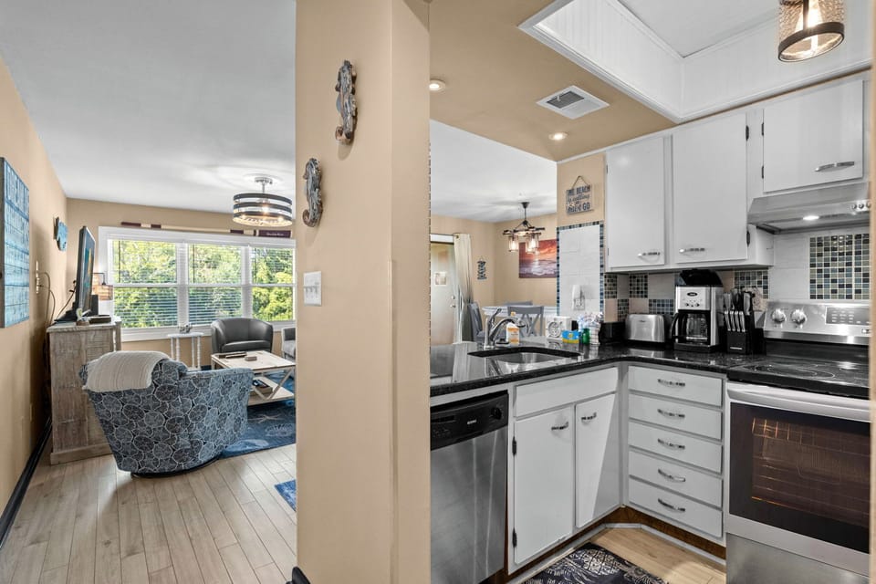 Modern kitchen, ready to use.