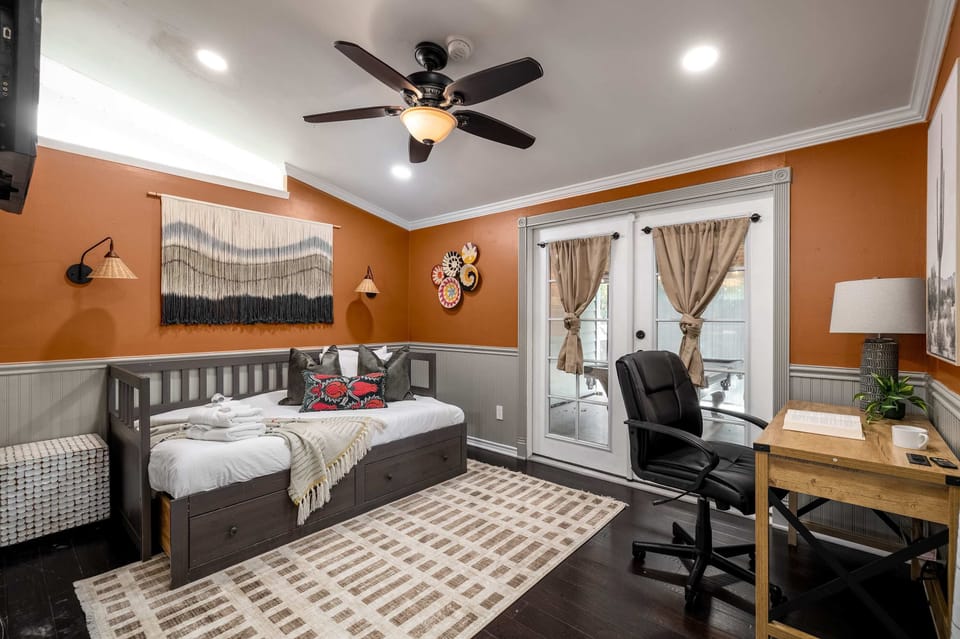 Bedroom 3 (queen bed, ceiling fan, working station, TV)
