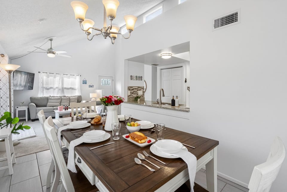 The combination of wood and white finishes creates a stylish yet comfortable space for your meals.