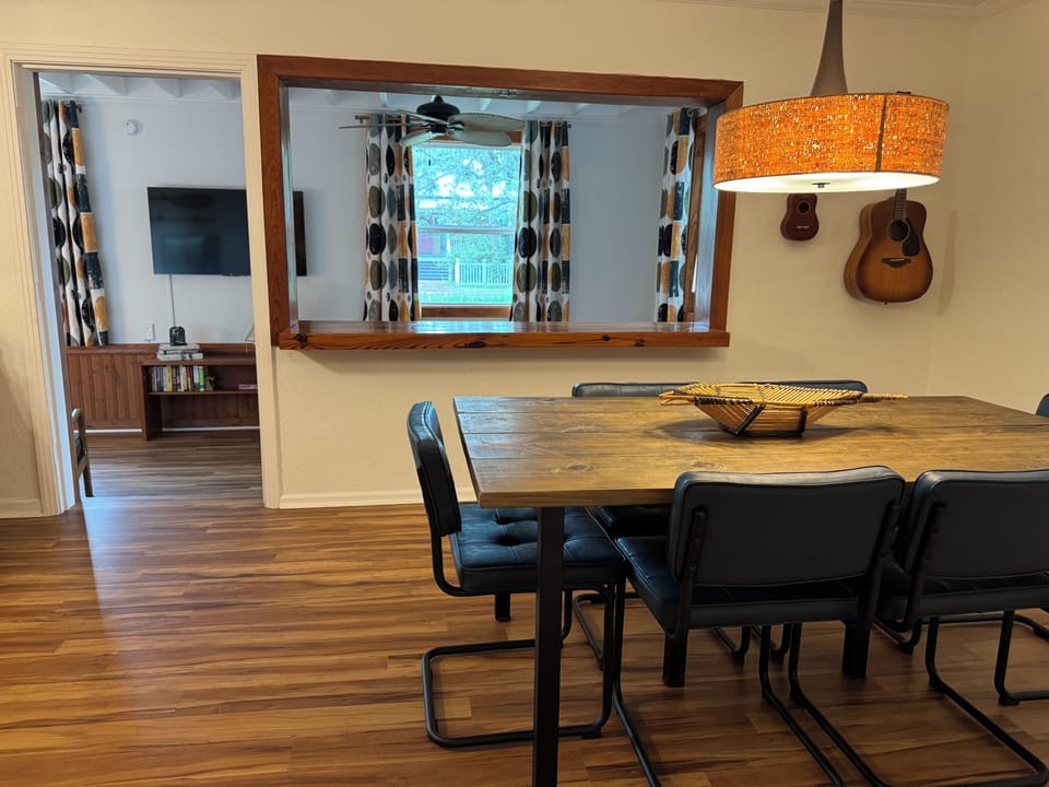Dining Room looking into Florida Room